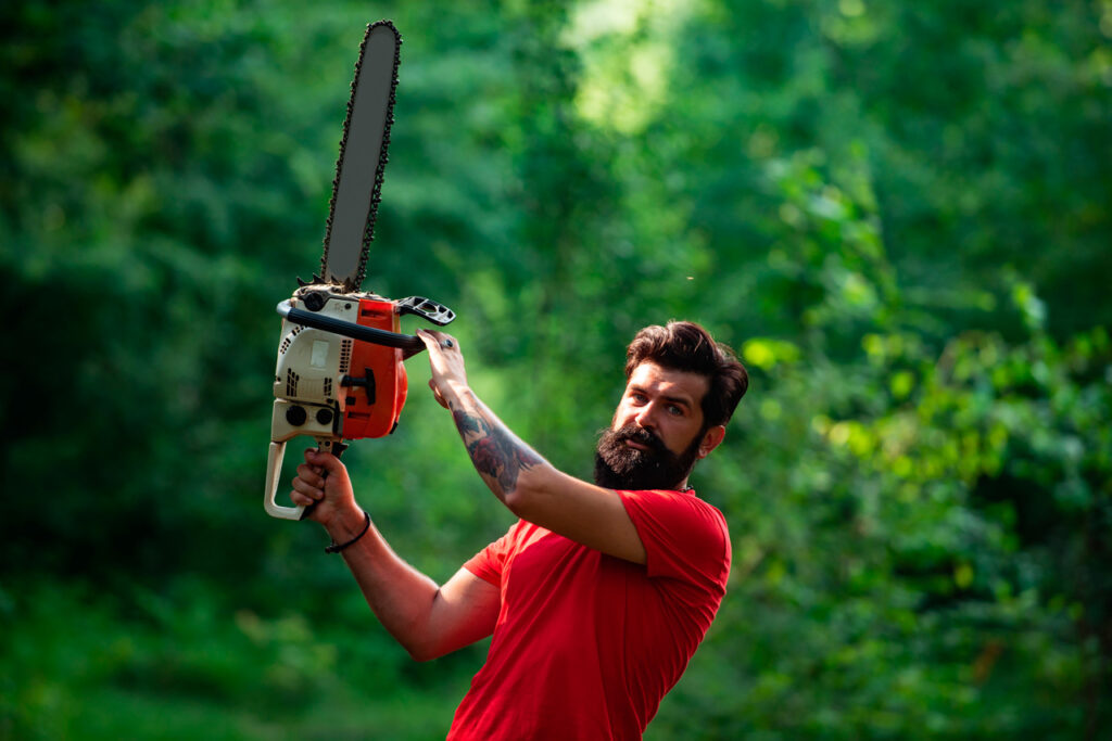 motoserrista-1024x683 Com tensar la cadena d'una serra mecànica? Una guia pas a pas Maquinaria Forestal 